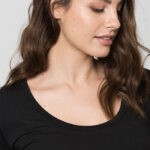 Camiseta Mujer Antisudor Cuello Grande Negra Sutran